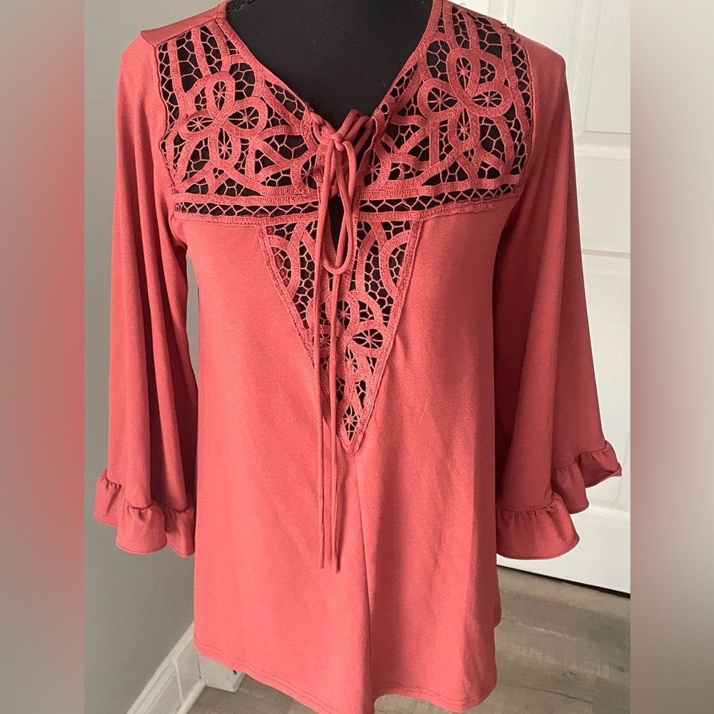 Daytrip burnt orange lattice ruffle sleeve flowy top in s
